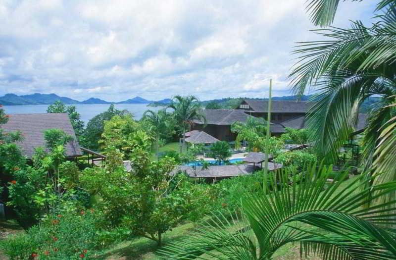 Aiman Batang Ai Resort & Retreat Lubok Antu Екстериор снимка